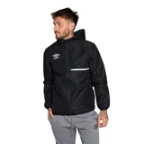 Campera deportiva Umbro modelo Pluie, color negro, con capucha, cierre frontal y bolsillo lateral con cierre. Diseño funcional resistente al viento y lluvia.