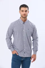 Camisa de manga larga con estampado de cuadros pequeños en tonos azul y blanco. Presenta cuello con botones, cierre frontal abotonado y bolsillo en el pecho con logo bordado.