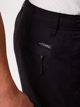 Bermuda cargo lisa de color negro, con múltiples bolsillos laterales, trabillas para cinturón y cierre frontal con botón y cremallera.