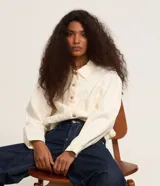 Campera bomber de jeans color crudo, con cuello camisero, abotonado delantero, mangas largas con puños elastizados y cintura elastizada.