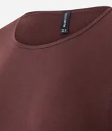 Body de manga larga con cuello redondo, confeccionado en tejido de poliamida y elastano sin costuras. Presenta un diseño ajustado al cuerpo con cierre inferior mediante botones de presión.