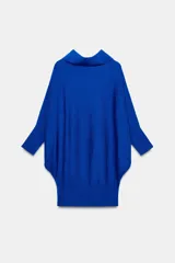 Jersey de lana en color azul vibrante, con cuello subido y diseño de manga murciélago con sisa ancha. Presenta puños ajustados y un corte holgado que se extiende hasta la cadera.