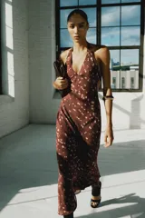 Vestido midi satinado color marrón con estampado de lunares difuminados, de cuello halter con tiras ajustables para atar en la espalda y escote en V.