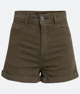 Short de sarga color celeste, de corte ajustado y cintura alta, con cierre frontal y bolsillos laterales.