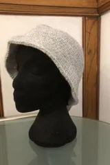 Gorro de lana artesanal color gris claro, tejido a mano.