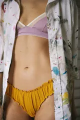 Pantie color mostaza con volados en los bordes.