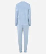Pijama de dos piezas confeccionado en plush con textura de corazones en relieve. Incluye una blusa de cuello redondo y manga larga, y un pantalón con cintura elástica.