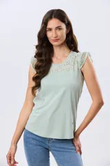 Remera color verde menta sin mangas con detalles de broderie calado en los hombros y canesú superior.