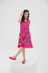 Vestido corto sin mangas, con estampado floral en tonos fucsia, verde y amarillo.