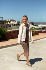 Bota marrón de cuero con plataforma y cierre frontal con cremallera.