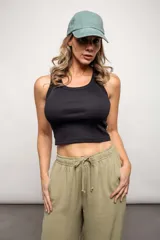 Gorro de béisbol color lila con visera curva y diseño liso.