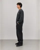 Buzo de cuello redondo con diseño oversize, confeccionado en algodón con efecto lavado. Presenta detalles gráficos estampados en el pecho y etiqueta decorativa en el ruedo.