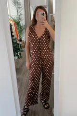 Blusa marrón con lunares blancos, escote en V y sin mangas.