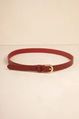 Cinturón color beige de cuero sintético con hebilla dorada texturizada.