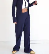 Pantalón de corte recto y pierna ancha, confeccionado en tejido ligero color beige, con cintura elástica.