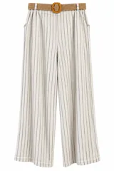 Pantalón de corte ancho y relajado, con diseño a rayas verticales oscuras sobre fondo blanco. Posee cintura elástica y viene acompañado de un cinturón trenzado con hebilla rectangular.
