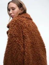 Tapado de textura tipo peluche en color marrón, con solapas anchas, mangas largas y corte holgado.