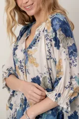 Camisa estampada de algodón y lino, con cuello en V, mangas anchas y puños con elástico.