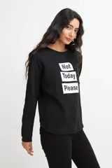 Remera negra de algodón con estampado frontal que dice "Not Today Please" en tres líneas, con letras blancas sobre rectángulos negros y bordes blancos.