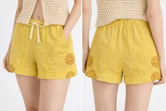 Short de tiro medio con cintura elastizada, confeccionado en mezcla de lino y algodón, color amarillo con estampado artesanal de rodajas de limón en tono marrón. Presenta detalles de pespuntes y entredos a tono.