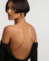 Collar dorado con cadena fina y colgantes en forma de gota.