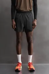 Short deportivo negro de tejido técnico ligero y elástico, con forro interior.
