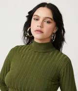 Polera color camel de punto acanalado, con cuello alto y mangas largas.