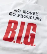 Hoodie blanco con capucha y cordones ajustables, confeccionado en algodón con felpa interior. Presenta estampado frontal con la palabra 'BROOKLYN' en color rojo, un parche circular con la imagen de Notorious B.I.G. y una firma bordada. Cuenta con bolsillo canguro y puños ajustados.