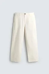 Pantalón chino de corte recto confeccionado en tejido de algodón. Presenta bolsillos frontales, bolsillo cerillero, bolsillos traseros de vivo con botón y cierre frontal con cremallera y botón.