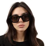 Lentes de sol con armazón de acetato negro y diseño de marco cuadrado con bordes redondeados. Cuentan con cristales oscuros con protección UV400.