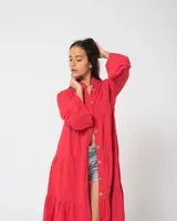 Camisola larga color verde esmeralda con botones de madera, corte holgado, cuello mao y mangas largas acampanadas con volados.