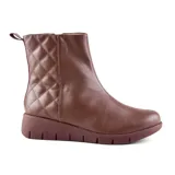 Bota corta de cuero negro con diseño matelassé en el lateral, plataforma baja y tirador trasero.