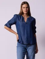 Blusa celeste de tencel, marca Alex & Parker, con escote en V y manga corta amplia.