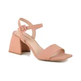 Sandalia de tacón color piel, con tira ancha sobre los dedos, pulsera con hebilla al tobillo y tacón cuadrado.