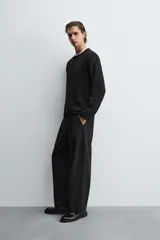 Jersey de hombre, color vino tinto, de calce regular fit, tejido en punto con algodón, cuello redondo y manga larga. Presenta acabados en rib con vuelta en cuello, puños y ruedo.