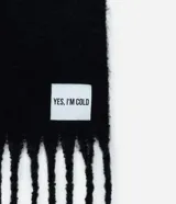 Bufanda larga de fleece color negro, con flecos en los extremos y etiqueta con lettering "I'm Cold".