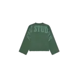 Buzo de cuello redondo Eme Studios modelo Suty Sycamore Reverse Crewneck, color verde oscuro, de manga larga y diseño holgado, con estampa tipográfica grande en contraste y bordes con efecto desgastado.