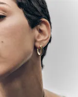 Aros de plata de ley bañados en oro de 18k, diseño minimalista y elegante de argolla pequeña y curva.