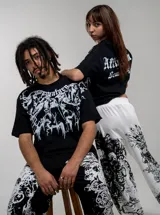 Remera negra de corte regular fit y cuello redondo, con gran estampado frontal en color blanco de estilo gótico y diseño complejo con aves.
