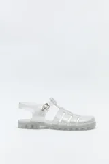 Sandalias jelly color gris con diseño entrecruzado y hebilla lateral ajustable.