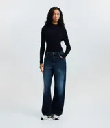 Blusa de punto de manga larga con cuello alto y diseño acanalado, confeccionada en una mezcla de viscosa y poliamida.