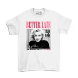 Remera blanca de algodón con estampa frontal de Marilyn Monroe y texto en tipografía clásica.