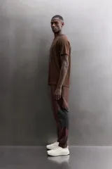 Camiseta de running para hombre de Zara Athleticz, confeccionada en tejido técnico y elástico de color marrón con textura jaspeada, cuello redondo y mangas corta ranglán.