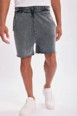 Bermuda gris de algodón con efecto lavado, corte recto y cintura con cordón ajustable.