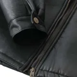 Campera negra de cuero sintético con cuello de sherpa y cierre frontal con cremallera.