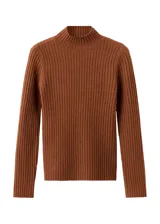 Jersey de punto acanalado color marrón tostado, de cuello alto y manga larga, con ajuste ceñido al cuerpo.