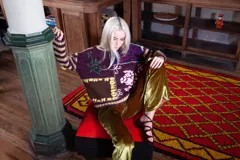 Sweater de lana tejido y bordado a mano, con diseño de parches en tonos bordó, azul y marrón, cuello redondo y calce holgado.