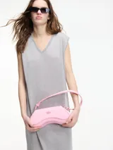 Vestido largo de tejido de punto color gris oscuro con textura metalizada, cuello escote en V y tajos laterales.