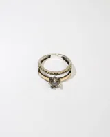 Anillo de plata 925 con dublé de oro y circonias blancas.