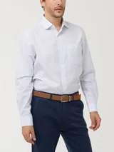 Camisa de manga larga RKF con estampado de cuadrillé fino en tonos azul claro sobre fondo blanco. Presenta cuello italiano, cierre frontal con botones y un bolsillo en el pecho con el logo de la marca bordado.